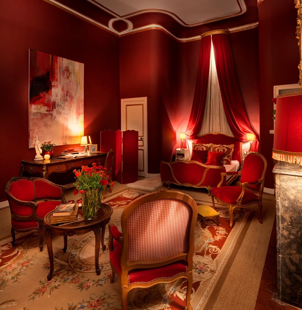 Источник вдохновения для домашнего уюта: большая хозяйская спальня в классическом стиле с красными стенами без камина