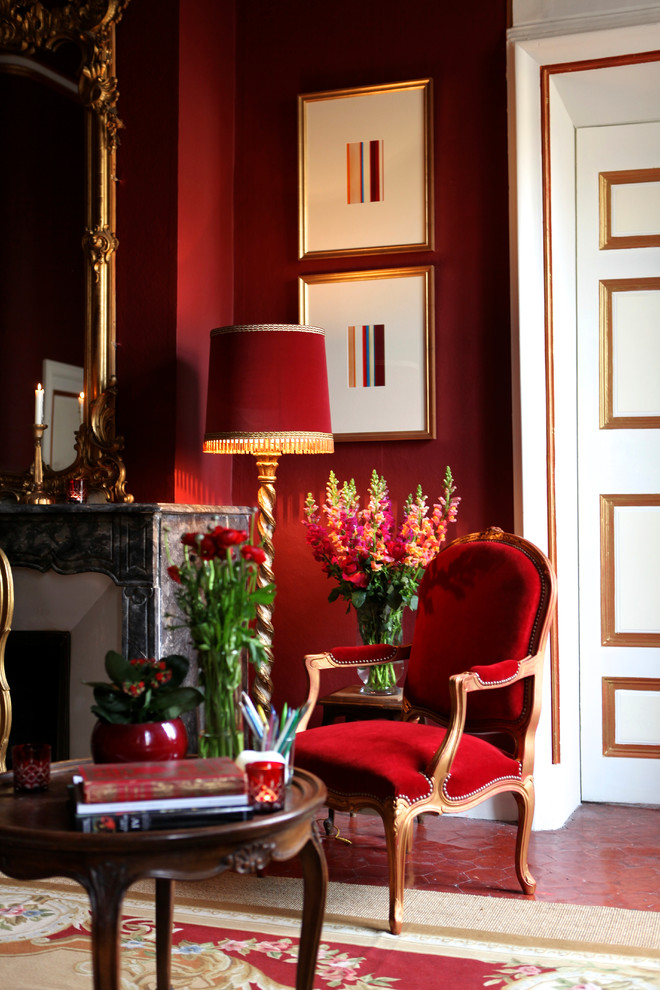 Источник вдохновения для домашнего уюта: большая хозяйская спальня в стиле неоклассика (современная классика) с красными стенами и красным полом без камина
