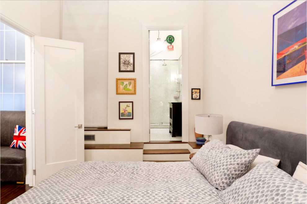 Immagine di una piccola camera da letto stile loft minimal con pareti multicolore, pavimento in marmo e pavimento multicolore