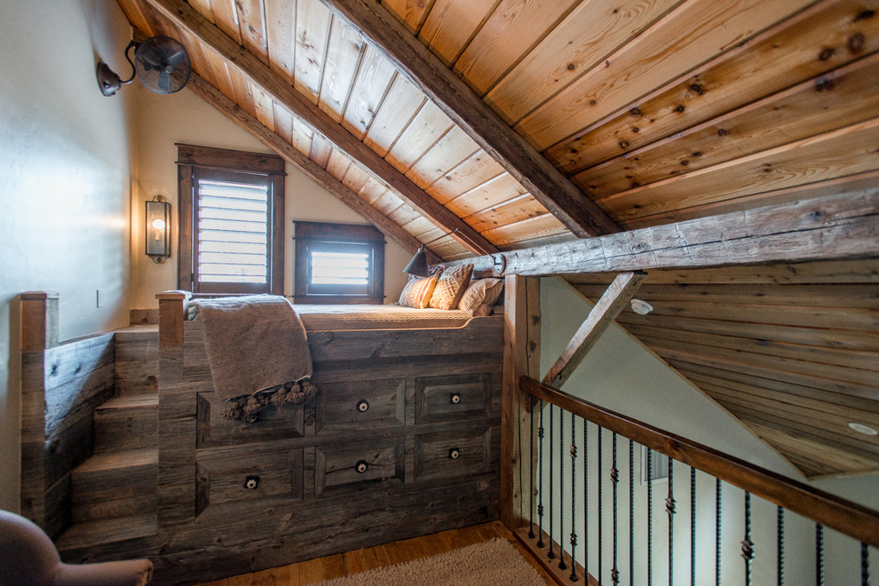 Ejemplo de dormitorio tipo loft rural pequeño con techo inclinado