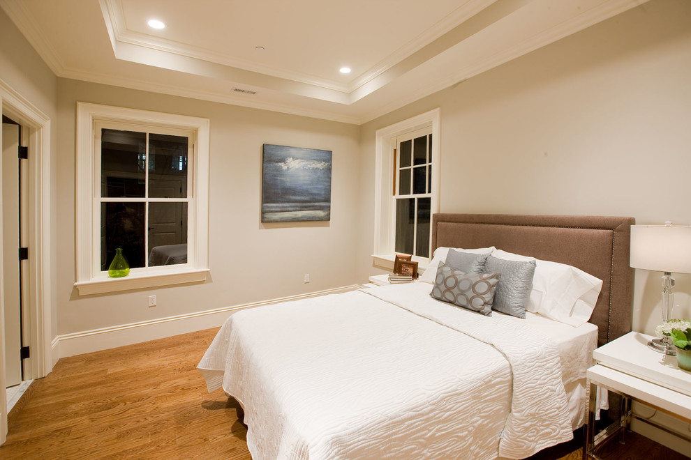 Cette photo montre une chambre chic avec un mur beige et parquet clair.