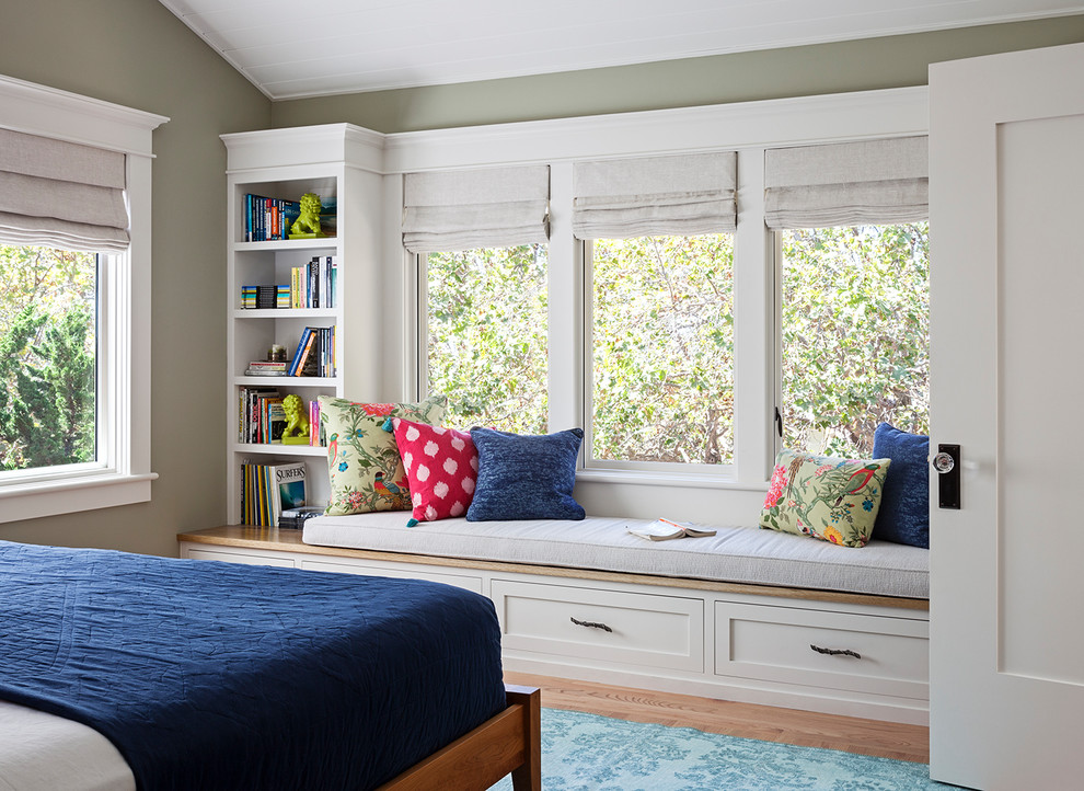 Imagen de dormitorio tradicional con paredes verdes, suelo de madera en tonos medios y suelo marrón