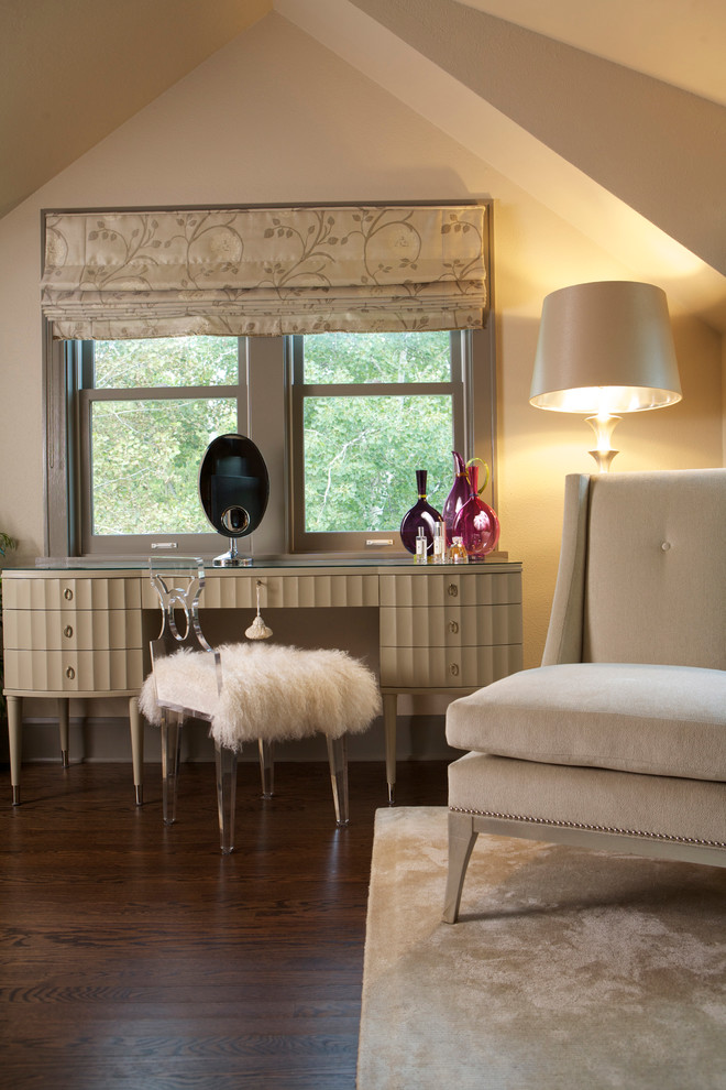 Idée de décoration pour une chambre tradition avec un mur beige, parquet foncé et un sol marron.