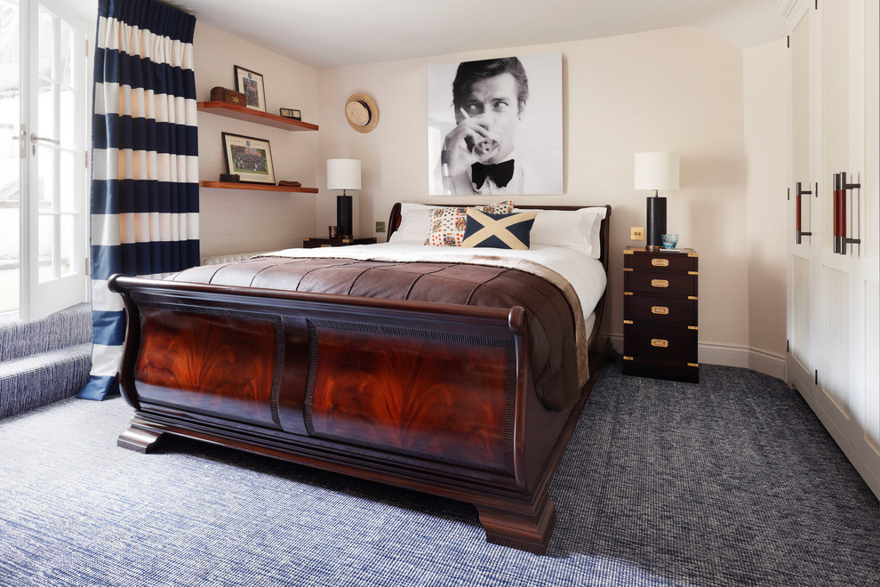 На фото: гостевая спальня среднего размера, (комната для гостей) в стиле неоклассика (современная классика) с белыми стенами, ковровым покрытием и синим полом без камина с