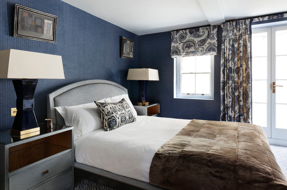Imagen de habitación de invitados tradicional renovada de tamaño medio sin chimenea con paredes azules, moqueta y suelo azul