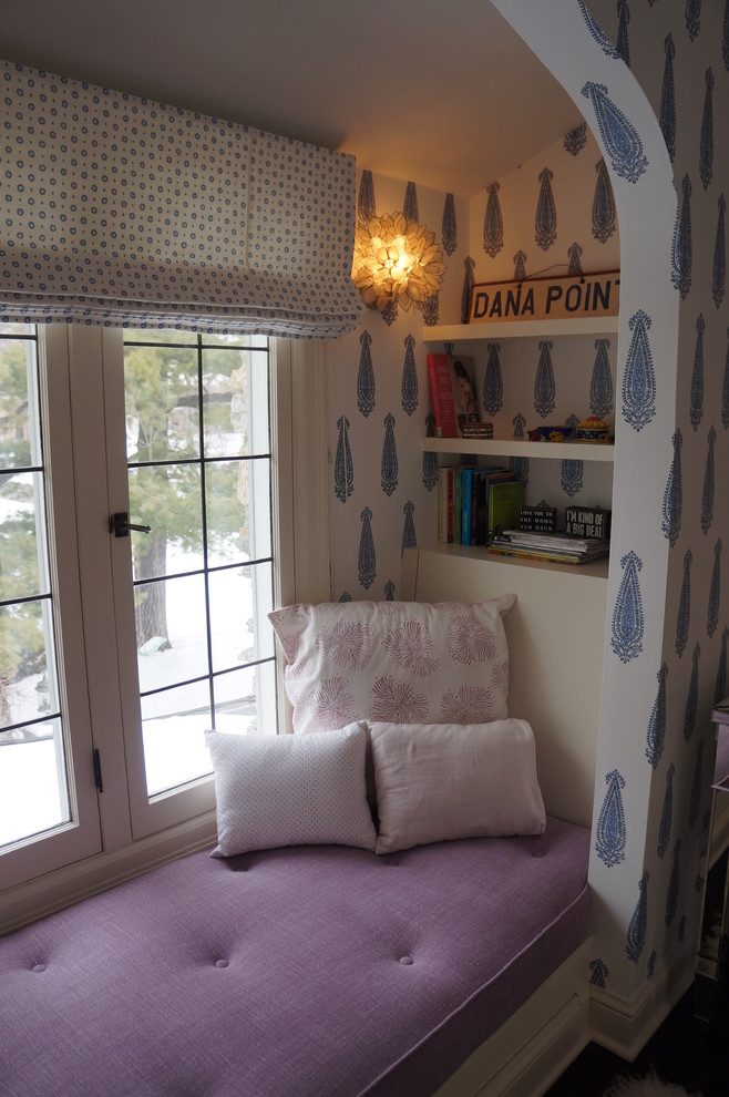 Foto de habitación de invitados clásica de tamaño medio sin chimenea con paredes blancas y suelo de madera oscura