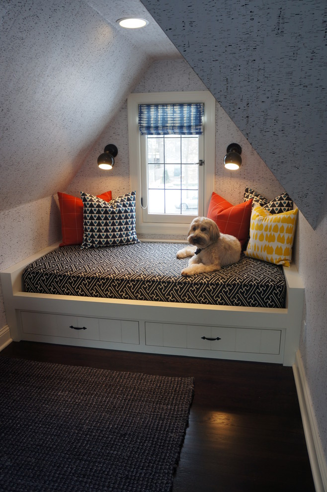 Свежая идея для дизайна: гостевая спальня среднего размера, (комната для гостей) в классическом стиле с белыми стенами и темным паркетным полом без камина - отличное фото интерьера