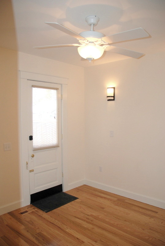 Ejemplo de dormitorio principal clásico renovado de tamaño medio con paredes blancas y suelo de madera en tonos medios