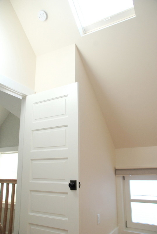 Diseño de habitación de invitados clásica renovada de tamaño medio con paredes blancas y suelo de madera en tonos medios