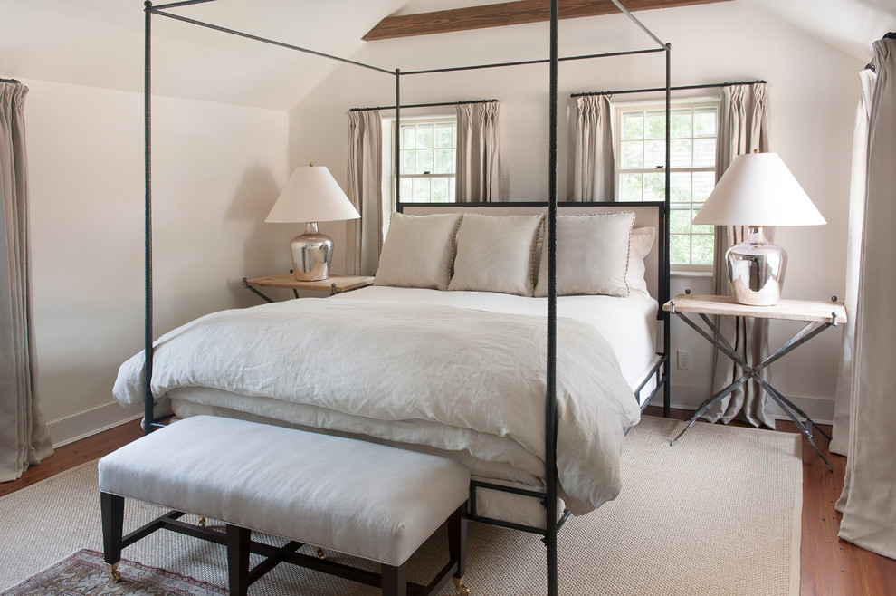 Klassisches Schlafzimmer mit weißer Wandfarbe und braunem Holzboden in Boston