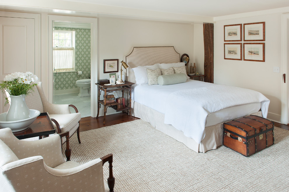 Klassisches Schlafzimmer ohne Kamin mit beiger Wandfarbe und dunklem Holzboden in Boston