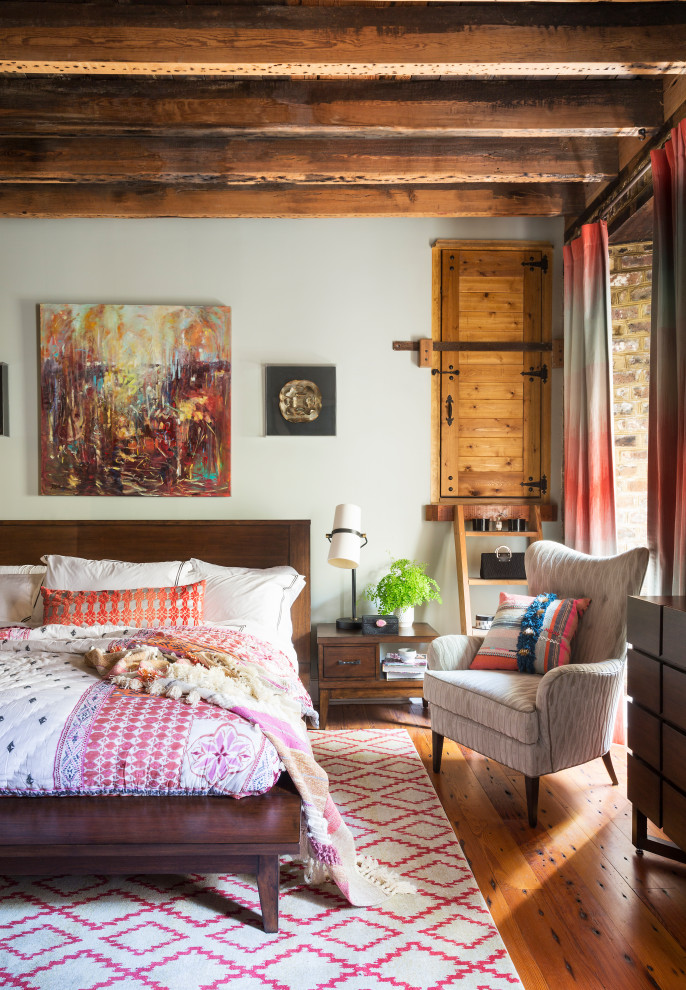 Foto de dormitorio ecléctico con paredes blancas, suelo de madera en tonos medios y suelo marrón