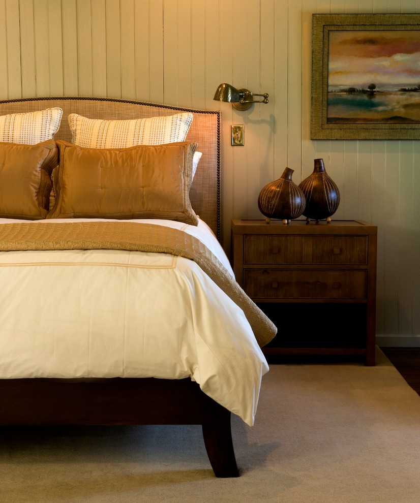 Klassisches Schlafzimmer mit beiger Wandfarbe in Charleston