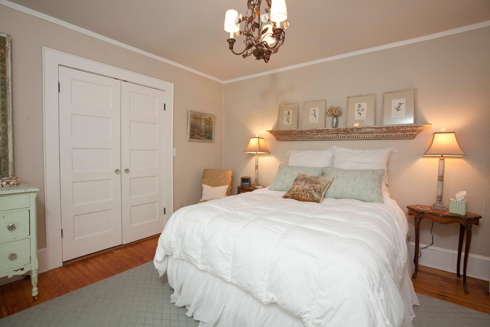 Bild på ett vintage sovrum, med beige väggar