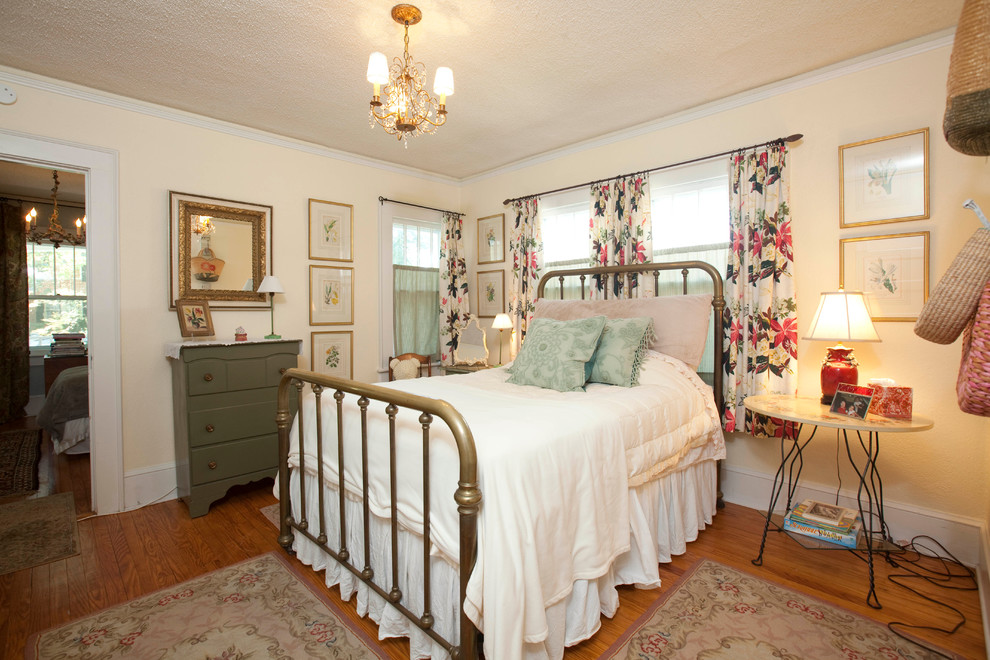Esempio di una camera da letto classica con pareti beige e pavimento in legno massello medio