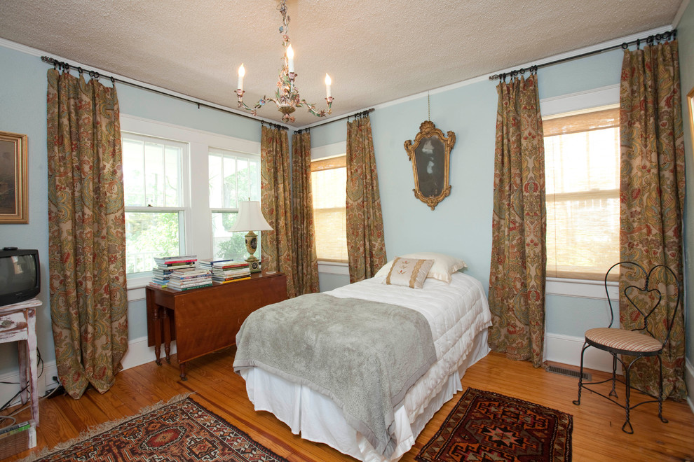 Klassisches Schlafzimmer mit blauer Wandfarbe in Wilmington
