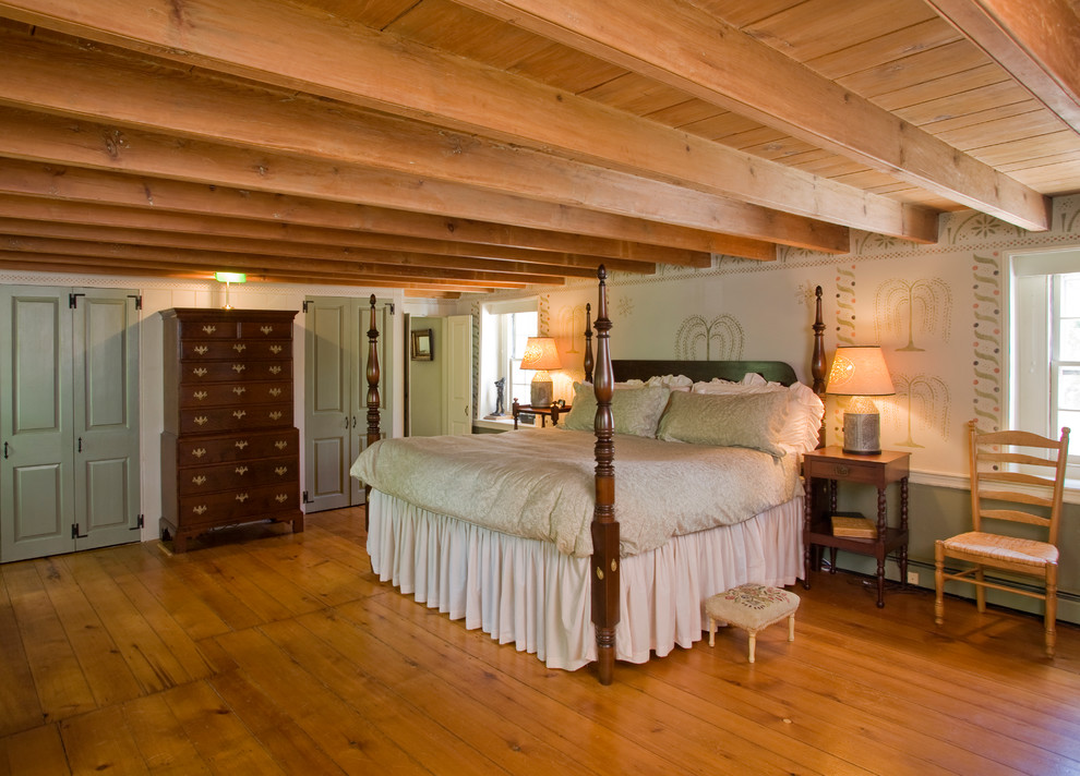 Ispirazione per una camera da letto chic con pareti beige e pavimento in legno massello medio
