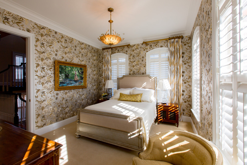 На фото: гостевая спальня среднего размера, (комната для гостей) в классическом стиле с бежевыми стенами, ковровым покрытием и бежевым полом с