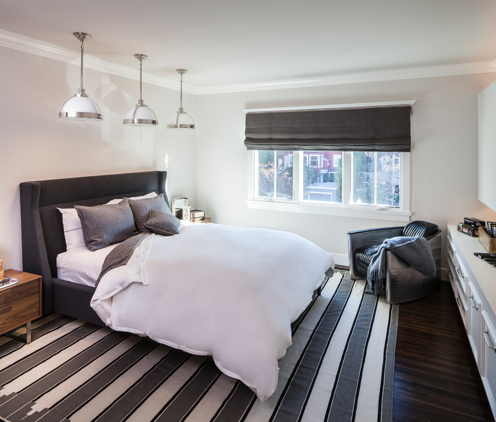 サンフランシスコにある中くらいなコンテンポラリースタイルのおしゃれな客用寝室 (グレーの壁、濃色無垢フローリング、茶色い床) のインテリア