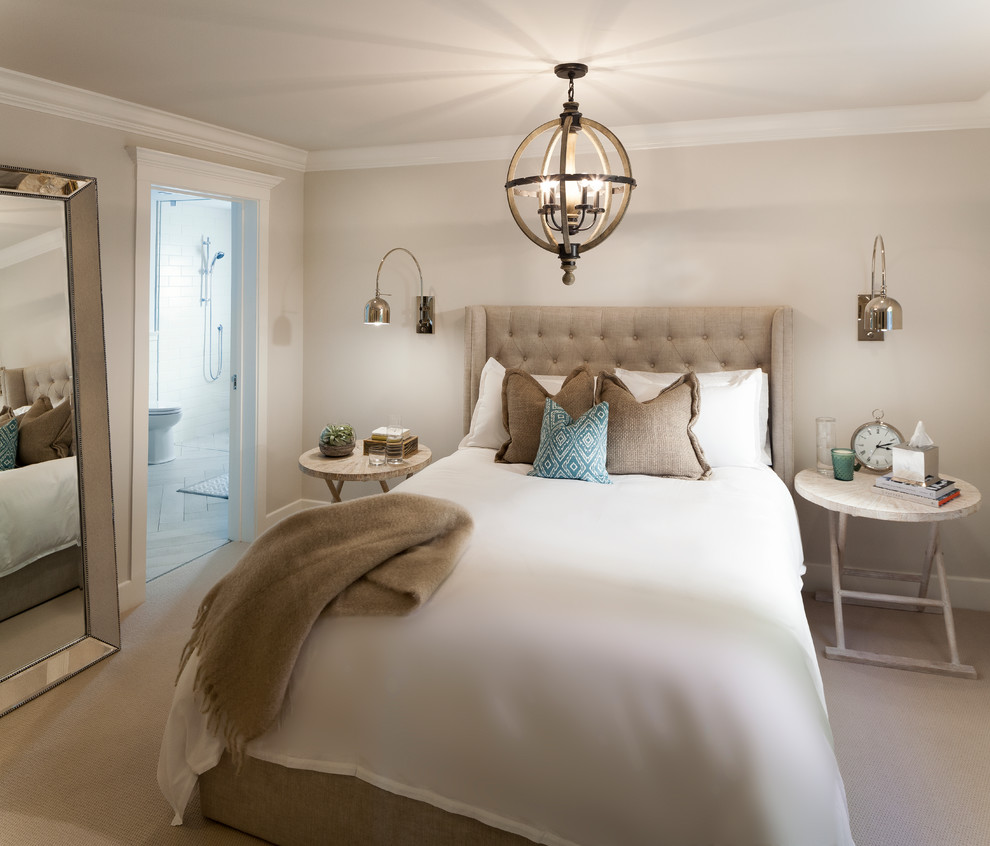 Ejemplo de habitación de invitados contemporánea de tamaño medio con paredes grises, moqueta y suelo beige