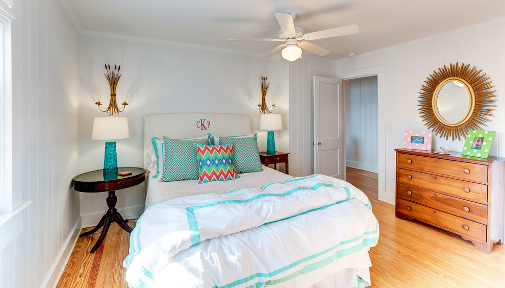 Idee per una camera degli ospiti costiera di medie dimensioni con pareti bianche e parquet chiaro