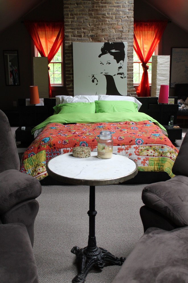 Источник вдохновения для домашнего уюта: большая спальня на антресоли в классическом стиле с серыми стенами и ковровым покрытием