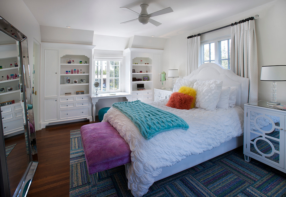 Klassisches Schlafzimmer mit weißer Wandfarbe und dunklem Holzboden in Phoenix