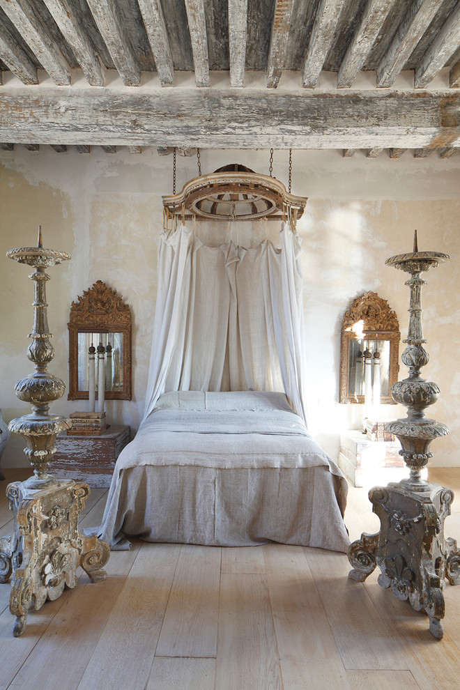 Foto di una camera matrimoniale chic con pareti beige, parquet chiaro e nessun camino