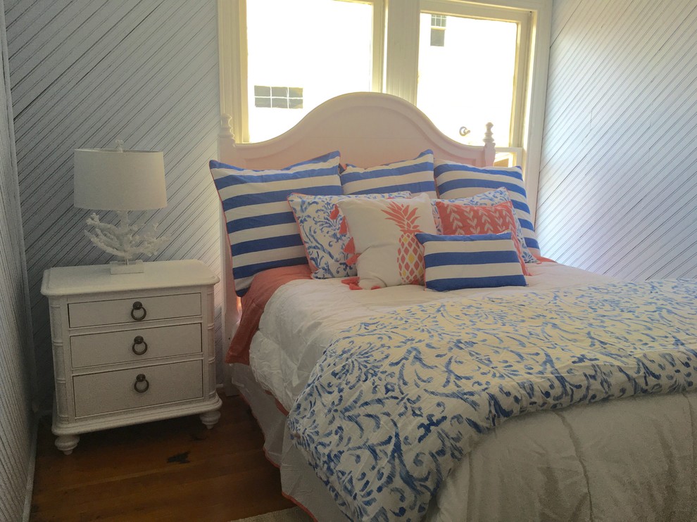 Свежая идея для дизайна: маленькая гостевая спальня (комната для гостей) в морском стиле с синими стенами и паркетным полом среднего тона для на участке и в саду - отличное фото интерьера