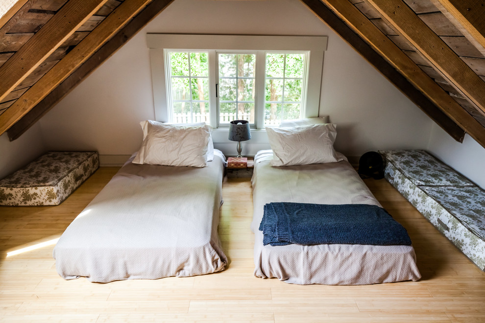 Bild på ett litet lantligt sovrum, med vita väggar och bambugolv