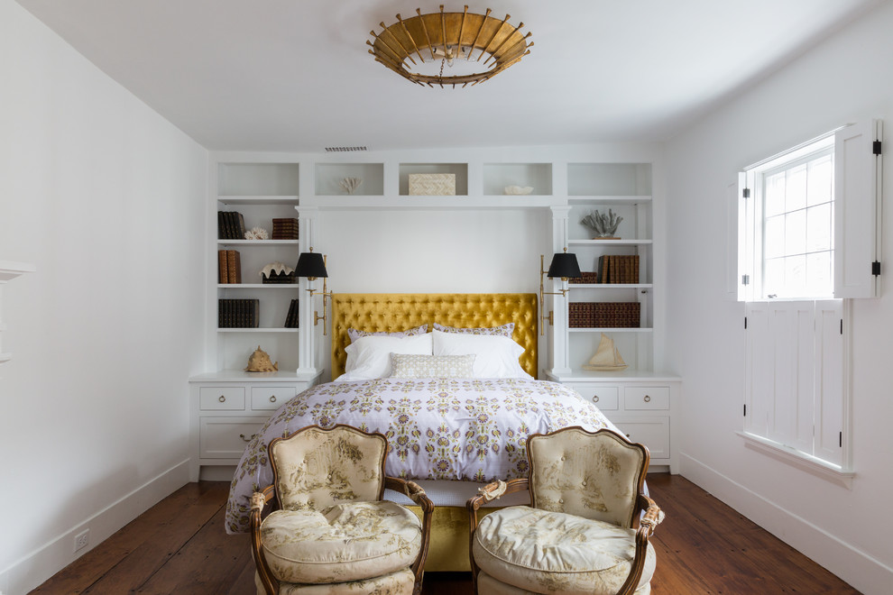 Esempio di una camera degli ospiti country con pareti bianche, pavimento in legno massello medio e pavimento marrone