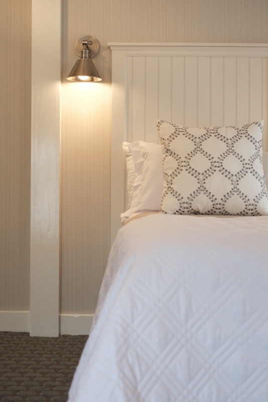 Источник вдохновения для домашнего уюта: гостевая спальня среднего размера, (комната для гостей) в морском стиле с бежевыми стенами и ковровым покрытием