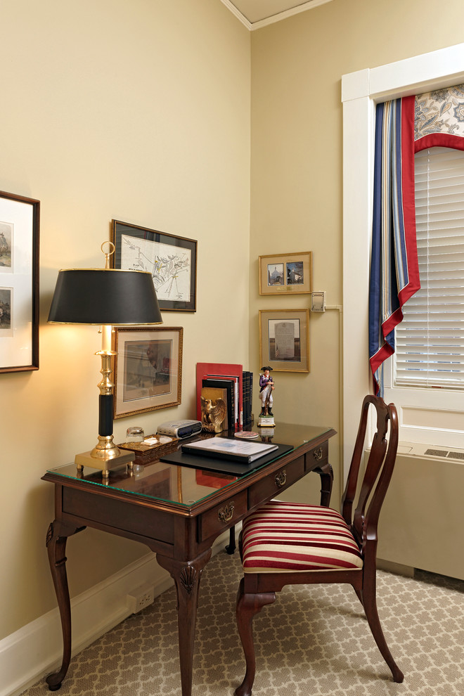 Diseño de habitación de invitados clásica pequeña sin chimenea con paredes amarillas, moqueta, suelo beige y con escritorio