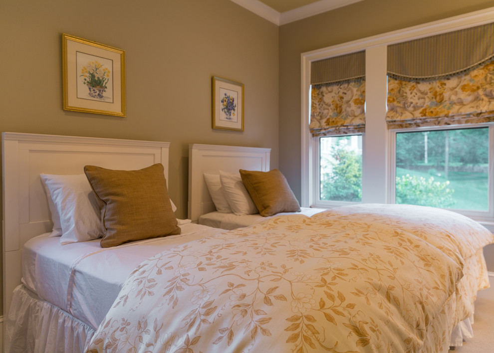 На фото: большая спальня на антресоли в классическом стиле с бежевыми стенами, темным паркетным полом и разноцветным полом без камина