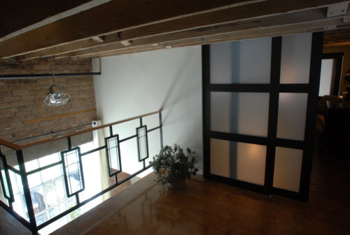 Mittelgroßes Uriges Hauptschlafzimmer mit weißer Wandfarbe in Chicago