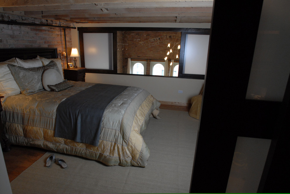 Imagen de dormitorio principal de estilo americano de tamaño medio con paredes blancas