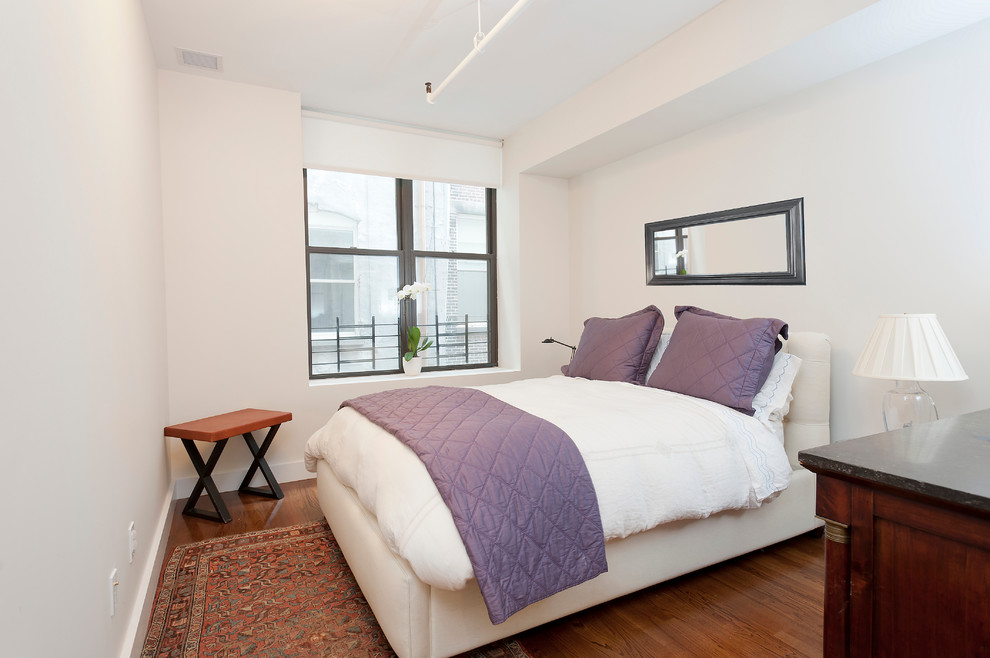 На фото: гостевая спальня среднего размера, (комната для гостей) в современном стиле с белыми стенами и паркетным полом среднего тона без камина