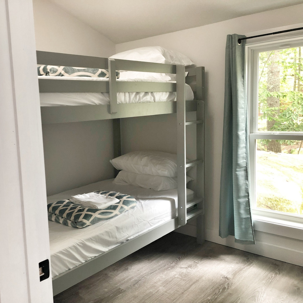 Kleines Maritimes Gästezimmer mit weißer Wandfarbe, Laminat und grauem Boden in Portland Maine