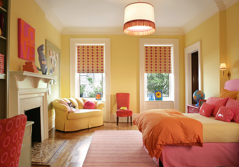 Immagine di un'ampia camera da letto chic con pareti gialle, camino classico e cornice del camino piastrellata