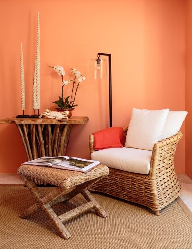 На фото: гостевая спальня среднего размера, (комната для гостей) в средиземноморском стиле с оранжевыми стенами и полом из травертина
