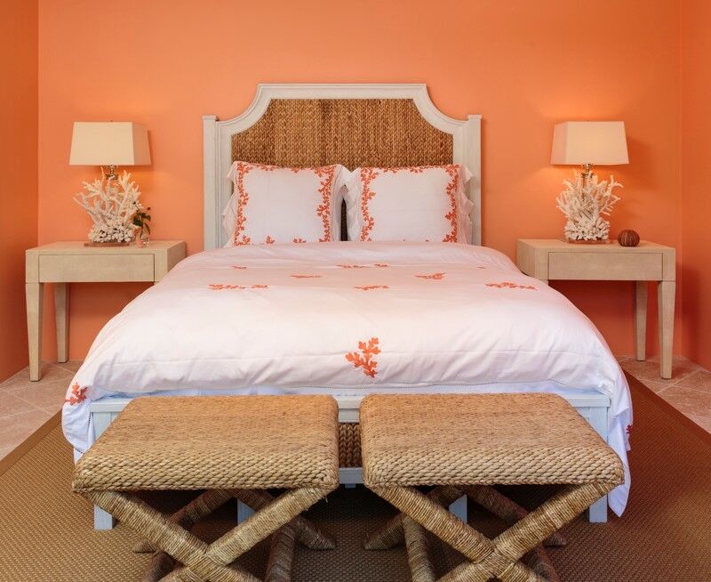 サンタバーバラにある中くらいなトランジショナルスタイルのおしゃれな客用寝室 (オレンジの壁、トラバーチンの床) のインテリア