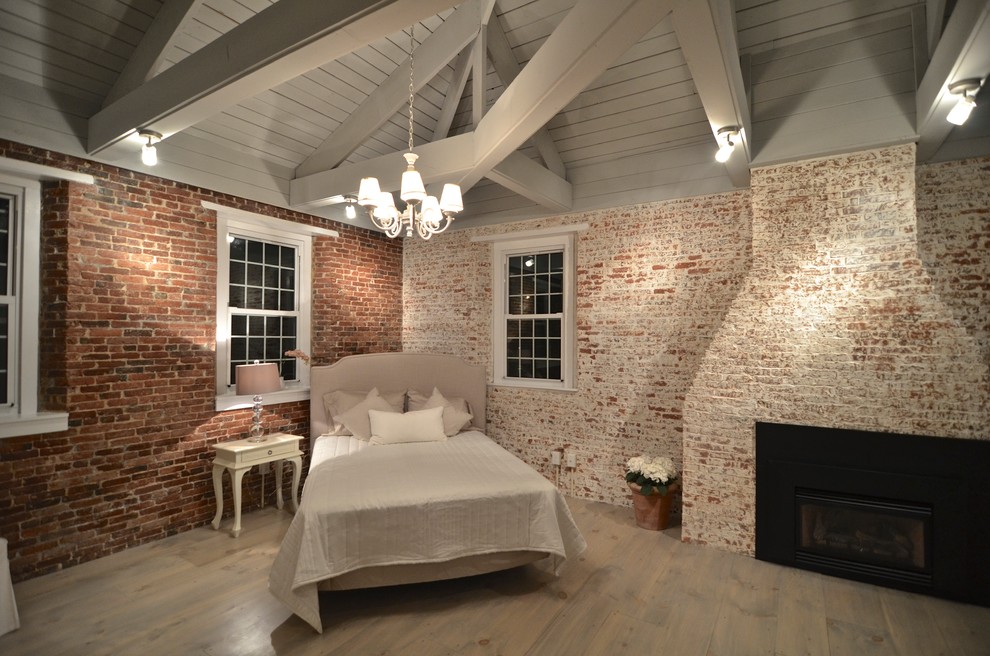 Diseño de habitación de invitados rústica de tamaño medio sin chimenea con paredes rojas, suelo de madera clara y suelo beige
