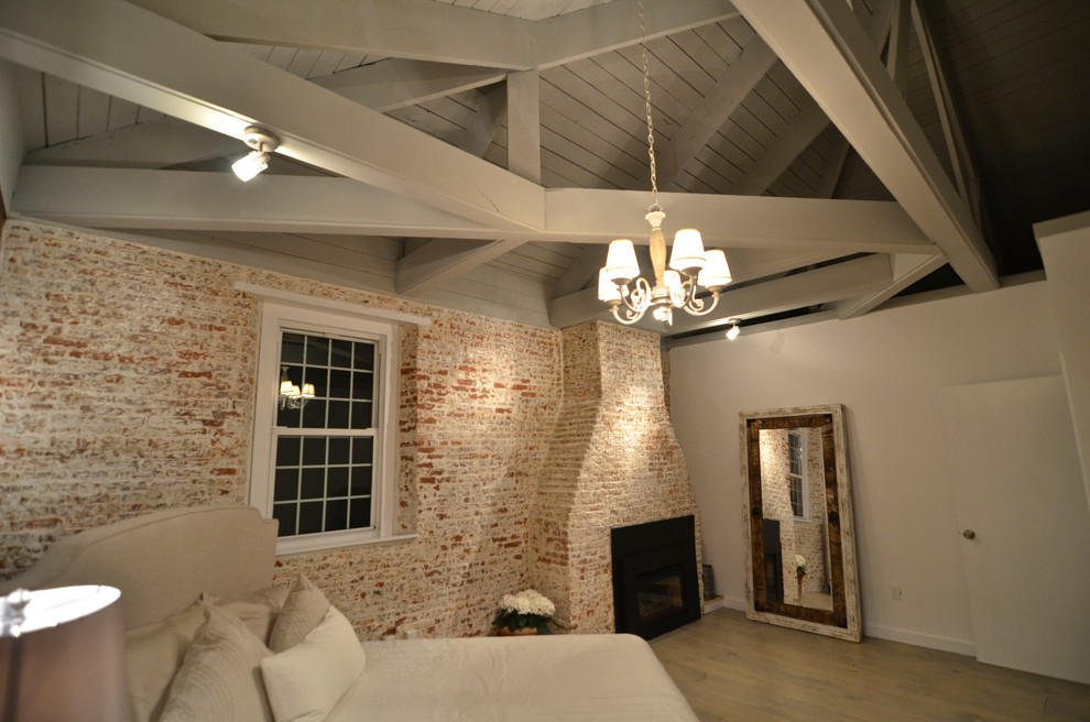 Пример оригинального дизайна: гостевая спальня среднего размера, (комната для гостей) в стиле рустика с красными стенами, светлым паркетным полом и бежевым полом без камина
