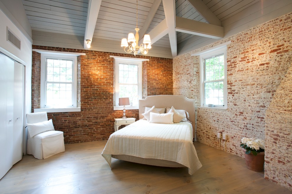 Свежая идея для дизайна: гостевая спальня среднего размера, (комната для гостей) в стиле рустика с красными стенами, светлым паркетным полом и коричневым полом без камина - отличное фото интерьера