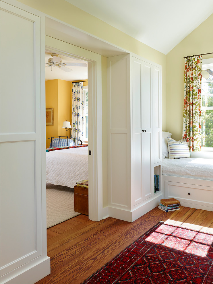 Imagen de habitación de invitados de estilo de casa de campo grande con paredes amarillas