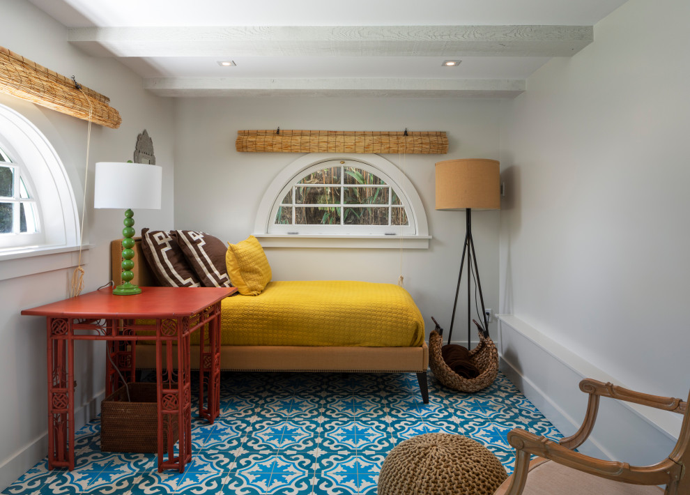 ポートランドにある小さなトラディショナルスタイルのおしゃれな客用寝室 (白い壁、暖炉なし、マルチカラーの床) のレイアウト