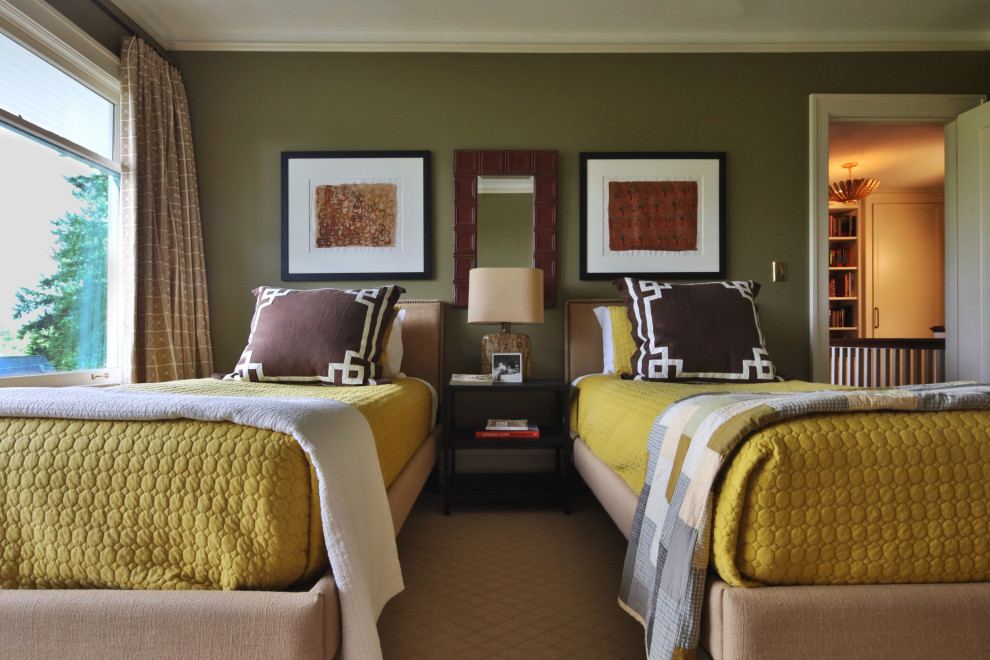 Immagine di una piccola camera degli ospiti classica con pareti verdi, moquette e pavimento beige