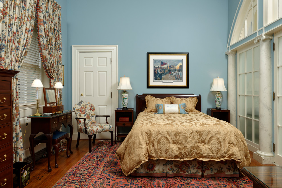 Esempio di una grande camera matrimoniale tradizionale con pareti blu, parquet scuro e pavimento marrone
