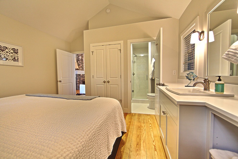 Kleines Maritimes Hauptschlafzimmer ohne Kamin mit grauer Wandfarbe und hellem Holzboden in Grand Rapids