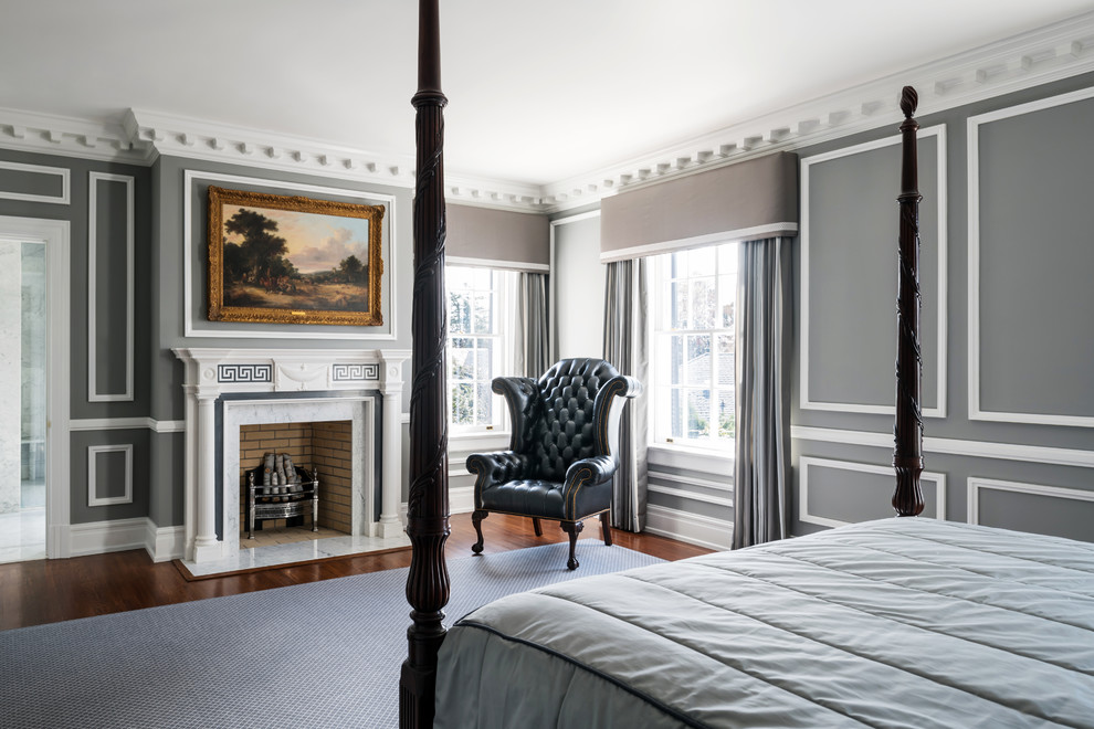 リッチモンドにある広いトラディショナルスタイルのおしゃれな主寝室 (グレーの壁、濃色無垢フローリング、標準型暖炉、石材の暖炉まわり、茶色い床、グレーとブラウン)